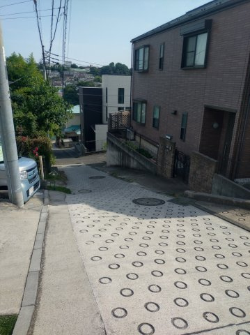 横浜市神奈川区三ツ沢中町戸建の前面道路含む現地写真|急な坂道ですが、足腰を鍛えるには良いかもしれません。電動自転車なら楽々です。