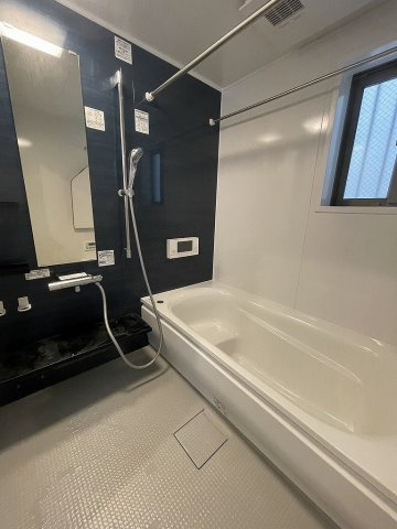 横浜市神奈川区三ツ沢中町戸建の浴室|ゆったり足が伸ばせる浴槽で、毎日の疲れを癒やせるバスタイム。
お風呂に窓があると湿気がこもりにくいです。