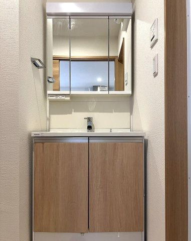 横浜市神奈川区三ツ沢中町戸建の独立洗面台|収納の多い三面鏡付き洗面台です。