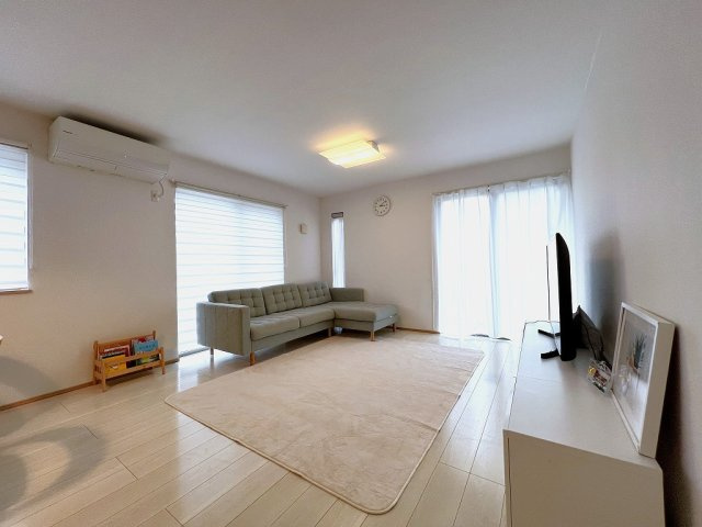 横浜市神奈川区三ツ沢中町戸建の居間・リビング|広々ゆったりリビングです。