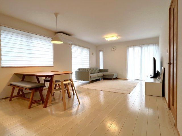 横浜市神奈川区三ツ沢中町戸建の居間・リビング|約20.1帖