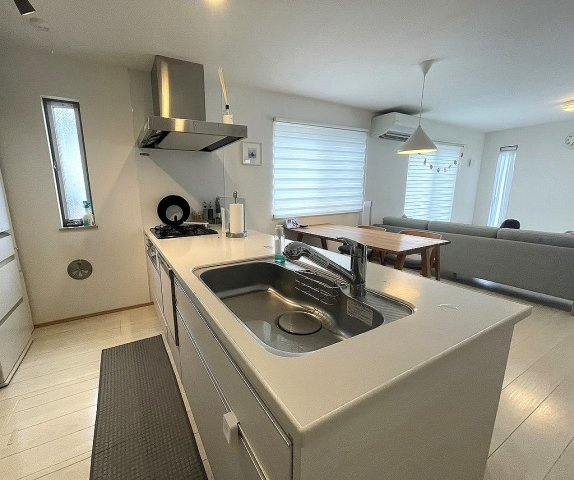 横浜市神奈川区三ツ沢中町戸建のキッチン|会話の弾むカウンターキッチン。小さなお子様の様子も目が行き届き安心です♪