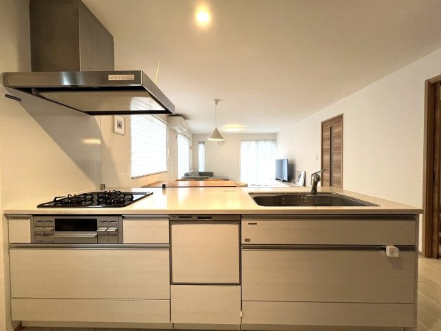 横浜市神奈川区三ツ沢中町戸建のキッチン|お料理するのが楽しくなりそうなキッチンです