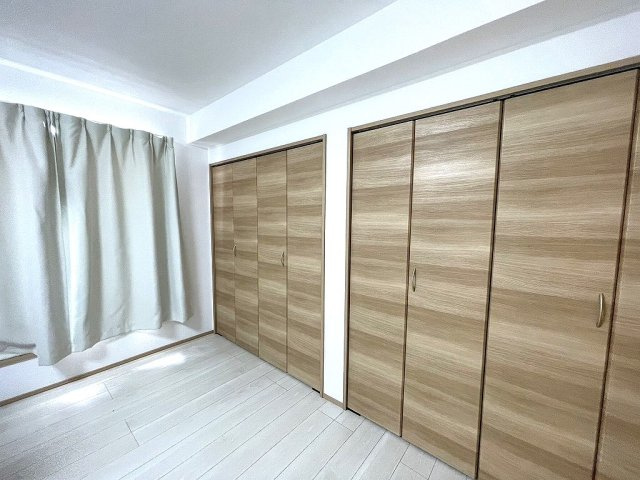 横浜市神奈川区三ツ沢中町戸建の寝室|ベッドルームクローゼット　約10.5帖　