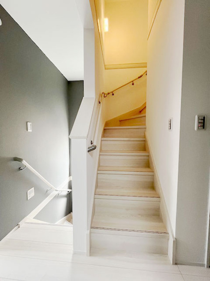 【内装】 | 我孫子市高野山　新築戸建 | 安全性と快適さを兼ね備えた手すり付きの階段(^^♪