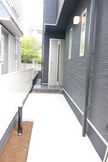 【玄関】 | 我孫子市高野山　新築戸建 | 玄関ポーチがあり、雨や雪が玄関に吹きこみません♪