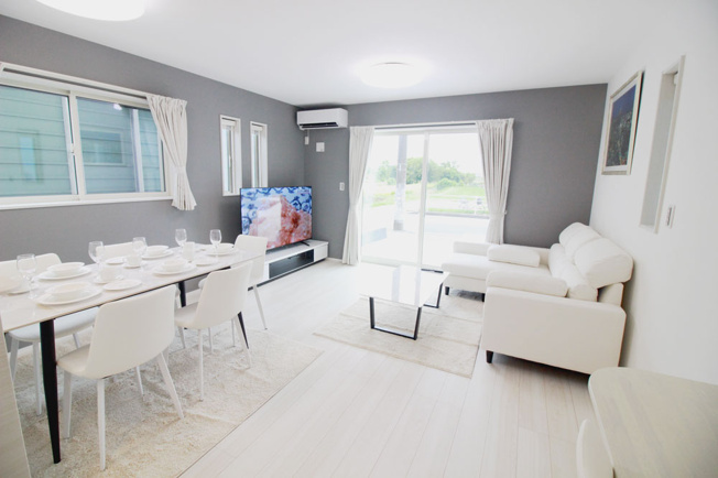 【居間・リビング】 | 我孫子市高野山　新築戸建 | リビングの大きな窓からは、暖かな日の光が降り注ぎます・・・