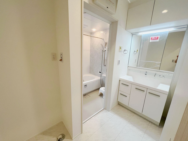 【独立洗面台】 | 我孫子市高野山　新築戸建 | ゆったりとした洗面所には物入れを完備！タオルや洗剤をしまえます(^^)/