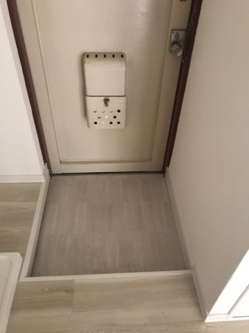 飯島マンションの玄関