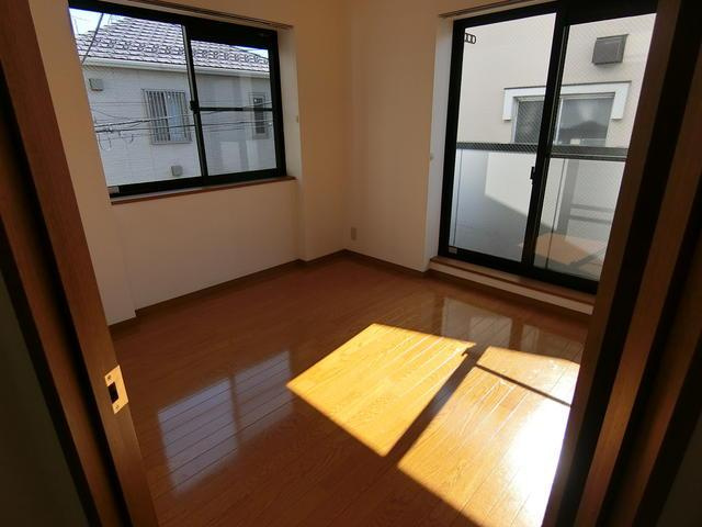 エリールミサキの洋室|３階東南の角部屋で、２面採光… 