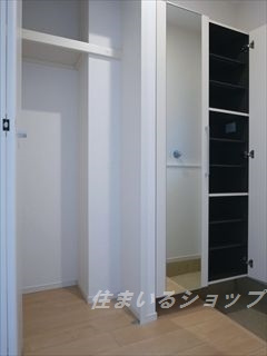 広島市安佐北区口田南１丁目のアパートの玄関|ミラー付き大型シューズボックス