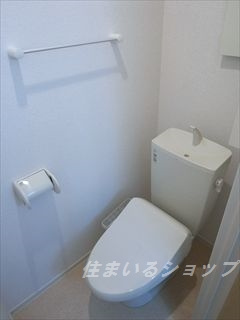 広島市安佐北区口田南１丁目のアパートのトイレ|シャワートイレ・収納棚あり