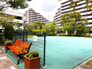 【外観】 | オアセス市川 | エントランス前にはバスケットやフットサルのできるスペースがあります