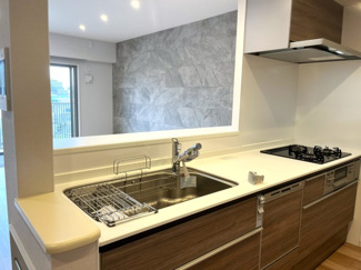 【キッチン】 | オアセス市川 | LIXILシステムキッチンです　食洗器/浄水器付水栓　ガラストップ3口コンロ