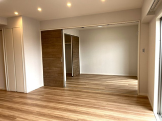 【居間・リビング】 | オアセス市川 | リビングからの洋室です