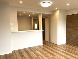 【居間・リビング】 | オアセス市川 | リビングからのキッチンです