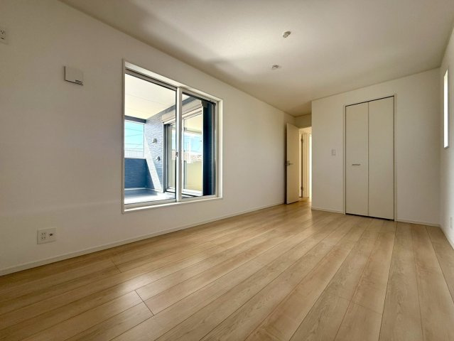 高知市役知町　新築戸建ての洋室|大きな窓から光が差し込む明るい主寝室。バルコニー直通で快適♪