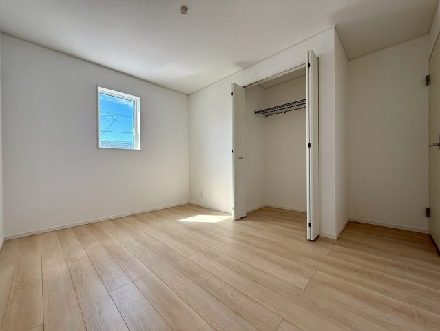 高知市役知町　新築戸建ての洋室|全室収納付きでお部屋スッキリ♪明るくシンプルな洋室です。