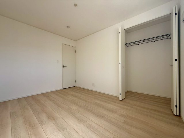 高知市役知町　新築戸建ての洋室|クローゼット付きで収納便利♪家具配置のしやすい整形なお部屋。