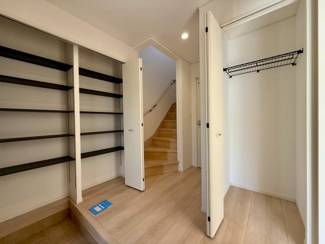 高知市役知町　新築戸建ての玄関|大容量のシューズクローク完備♪靴やアウトドア用品もすっきり収納。