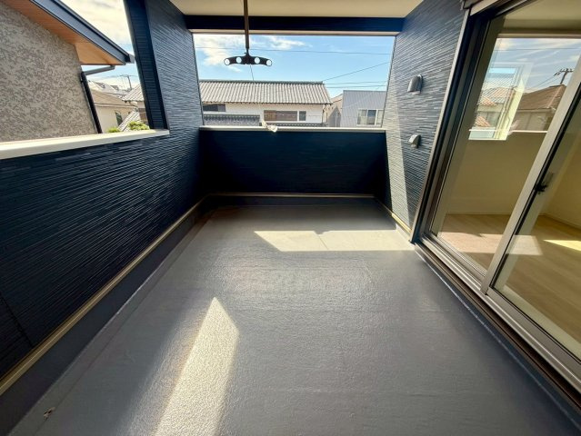 高知市役知町　新築戸建てのバルコニー|屋根付きバルコニーで雨の日も安心♪洗濯物がしっかり乾きます。