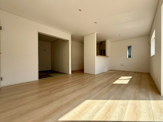 高知市役知町　新築戸建ての居間・リビング|南向きリビングは日当たり良好。家族の会話が弾む対面キッチン♪