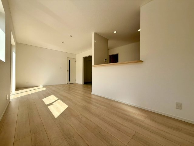 高知市役知町　新築戸建ての居間・リビング|カフェのように心地よい空間。明るく開放的な対面キッチン♪