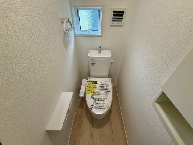 高知市役知町　新築戸建てのトイレ|小窓付きで明るく換気も良好。温水洗浄便座付きの快適トイレ♪