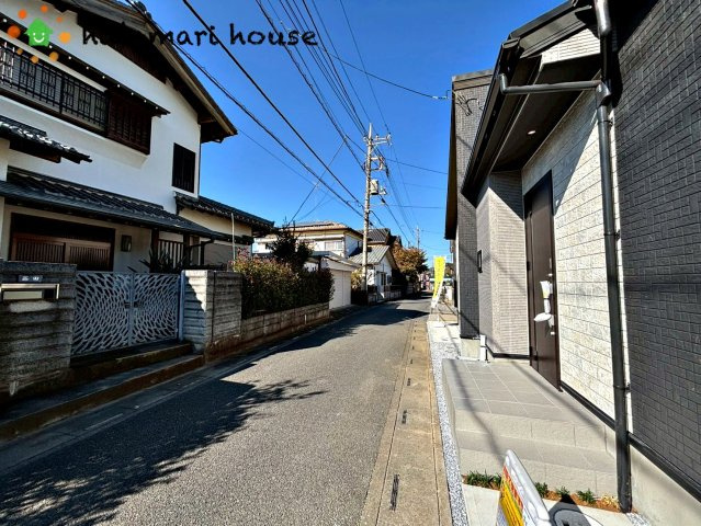 見沼区笹丸　新築平屋戸建　ブルーミング01の前面道路含む現地写真