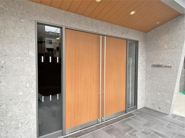 ロイジェント上野桜木のエントランス