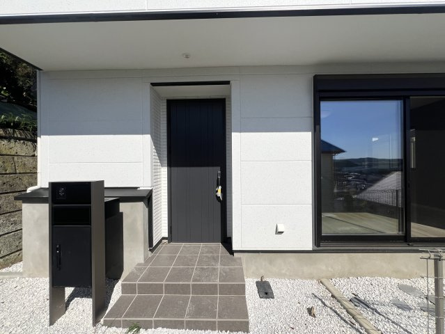 港南台ってどうなん台？【栄区鍛冶ヶ谷１丁目】新築戸建の玄関|明るい玄関です