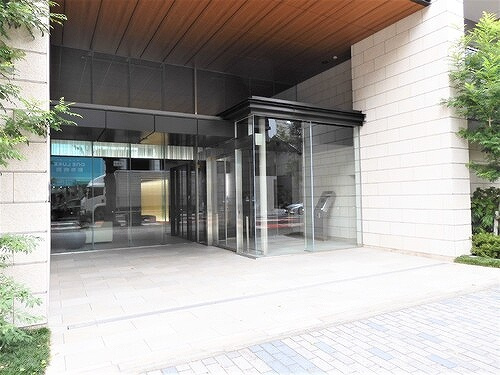 ザ・グランアルト栄のエントランス