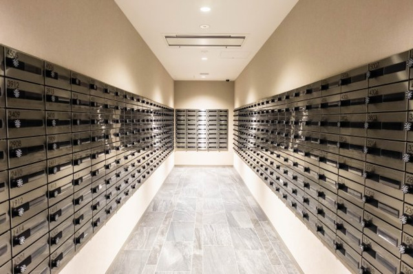 【設備】 | 【メールコーナー】1階部分にございます。シンプルで使いやすい郵便受けです！