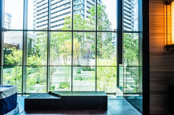 【中庭】 | 【プライベートガーデン】段丘状のダイナミックな庭園です。時の移ろいを八季で表現する、個性豊かな植栽！