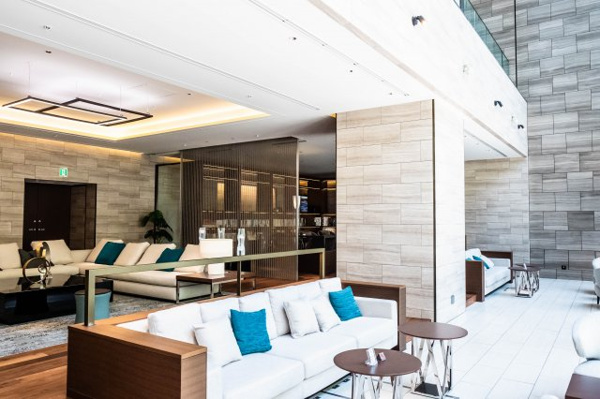 【ロビー】 | 【ガーデンラウンジ】オーナーズラウンジと連続しており、選び抜かれたラグジュアリーな家具が並びます。