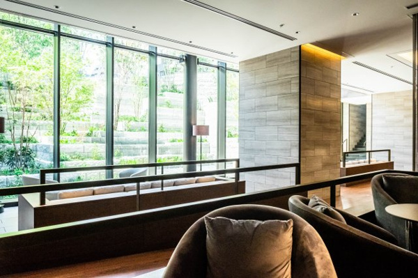 【ロビー】 | 【ガーデンラウンジ】都心とは思えないほどの、豊かな緑と水の風景が目の前に広がります！