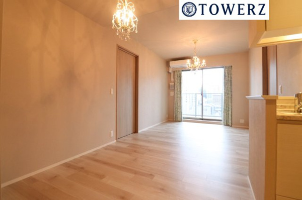 【居間・リビング】 | 【リビングダイニング】約10.5帖！床暖房完備で冬でも足元あたたか！