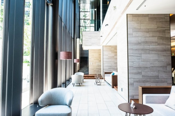 【ロビー】 | 【ガーデンラウンジ】高さ約10ｍの、一面のガラスウォール越しに、壮大な中庭を眺められます！