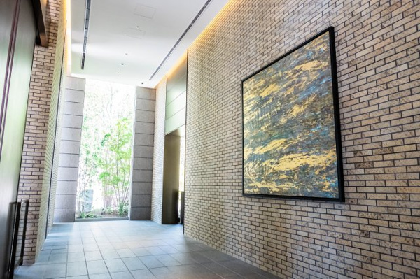 【エントランス】 | 【エントランスゲート】ダイナミックな絵画が飾られています。ギャラリーのような気品溢れるエントランス！