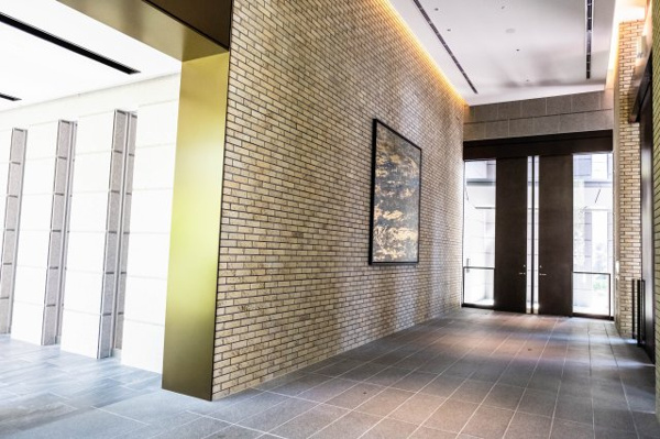 【エントランス】 | 【エントランスゲート】緻密に計算された灯りと、心地よい陰影。外観と連続した壁面タイルが印象的。