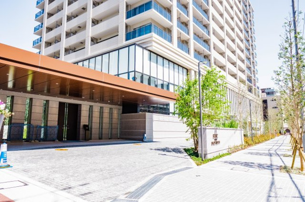  | 【コーチエントランス】優雅な車寄せを完備。レジデントポーターがお迎えします。ゆとりある2車線設計！