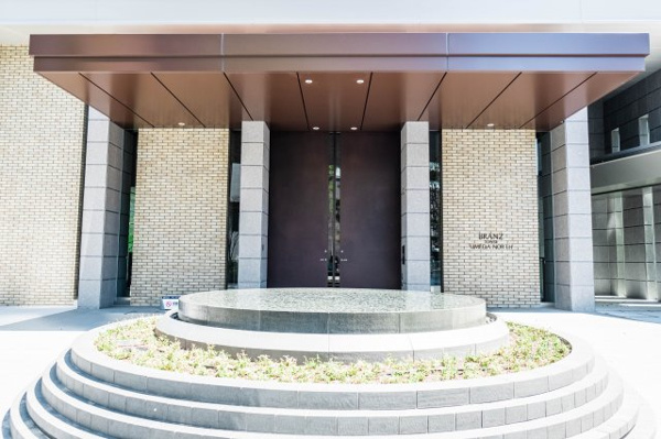  | 【エントランス外観】毅然としたファサード。クラシカルな建築美に寄り添う水盤がやすらぎをもたらします。