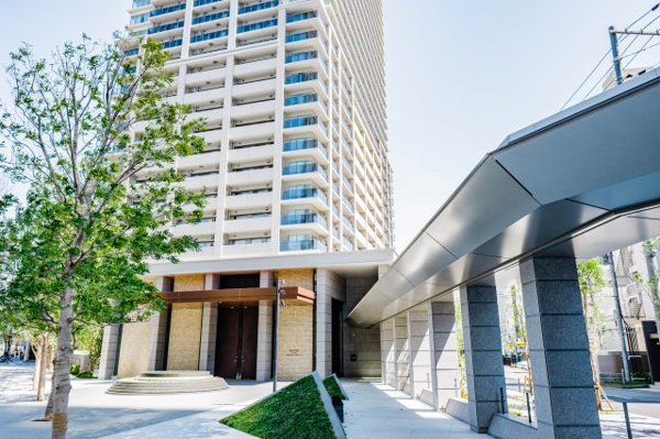  | 【エントランスアプローチ】マンションの前にゆったりと広がるフォーマルガーデン！