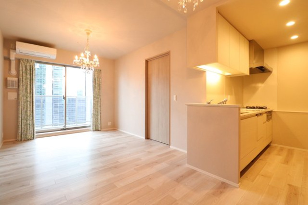 【居間・リビング】 | 【リビングダイニング】木目調の床で明るい雰囲気が感じられます！