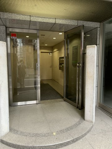 ワカサビルのエントランス