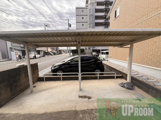 ジーニアル中田の駐車場