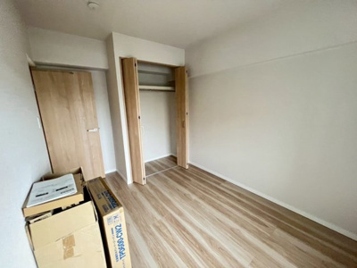 【洋室】 | 陵南住宅１号棟 | 【クローゼット新設】お部屋を広く利用するために必須なクローゼットが全室付いています♪もちろんお荷物を収納されても良しの勝手の良いクローゼットは嬉しいですね♪