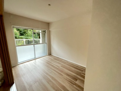 【洋室】 | 陵南住宅１号棟 | 【洋室】穏やかな光が差し込む室内には、穏やかな時間が流れます♪休日には、落ち着いた空間で自分の趣味を楽しむのはいかがですか♪