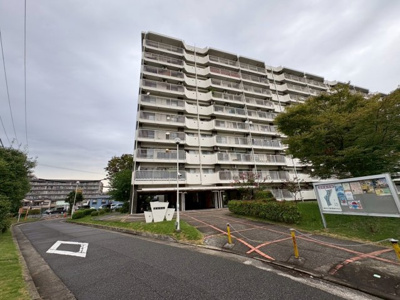 【外観】 | 陵南住宅１号棟 | 現地見学当日から承っております♪現地周辺の環境や、駅までの道お家探しを始めてみようと思われたら是非【イエストア】までお気軽にご相談下さいませ♪