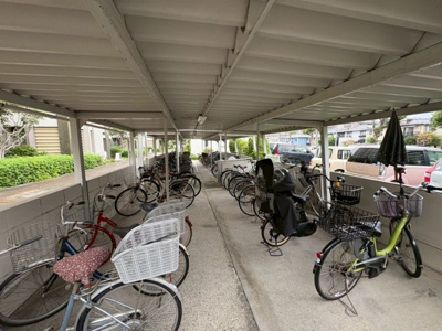 【駐輪場】 | 陵南住宅１号棟 | 【駐輪場】屋根ございますので、雨で自転車が濡れないのは、嬉しいポイントですね！